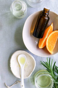 Domowy olejek antycellulitowy – jak naturalne składniki rozbijają skórkę pomarańczową?