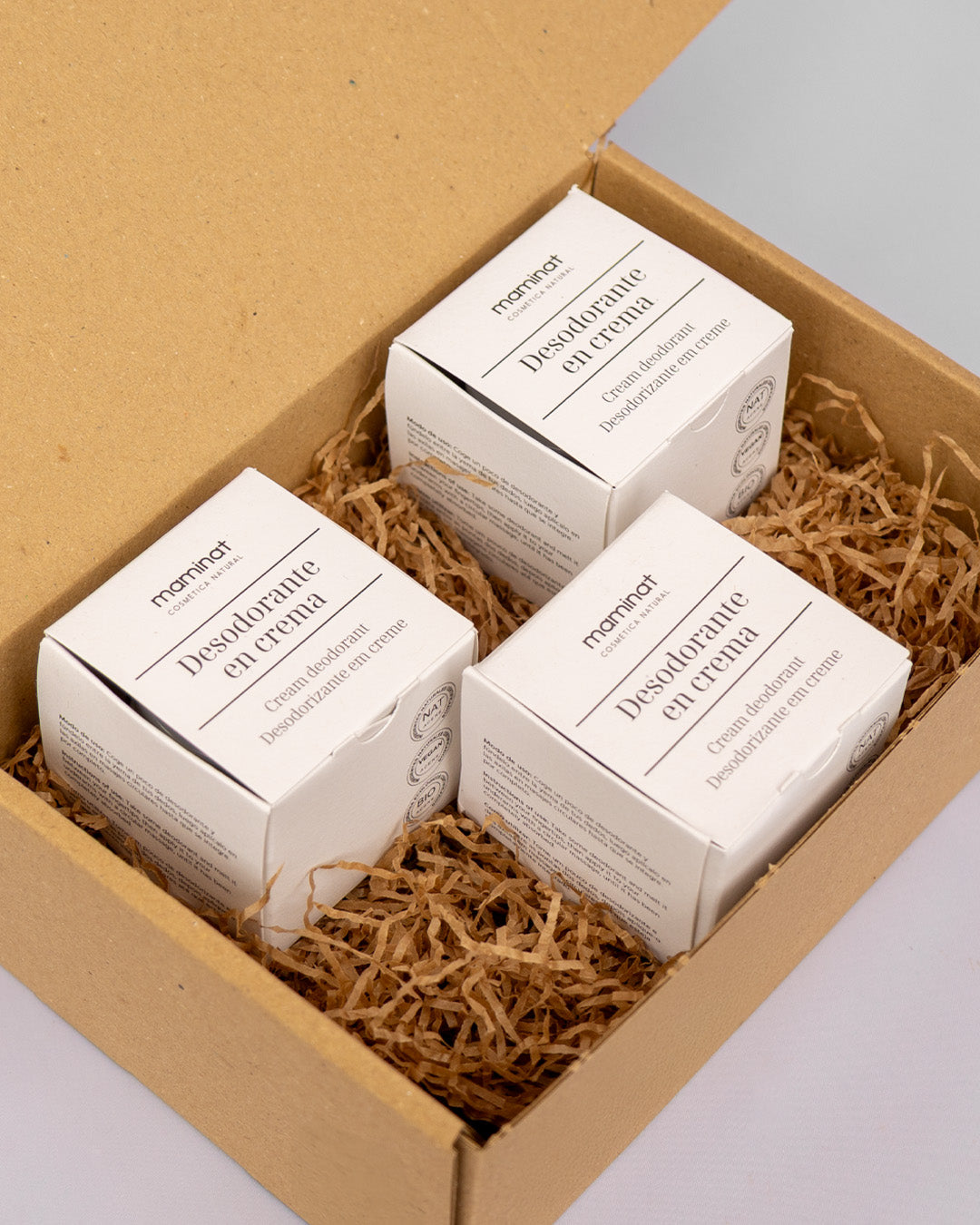 Nakładanie kremu na skórę pod pachą Palce nakładają kremowy dezodorant na czystą skórę pachową