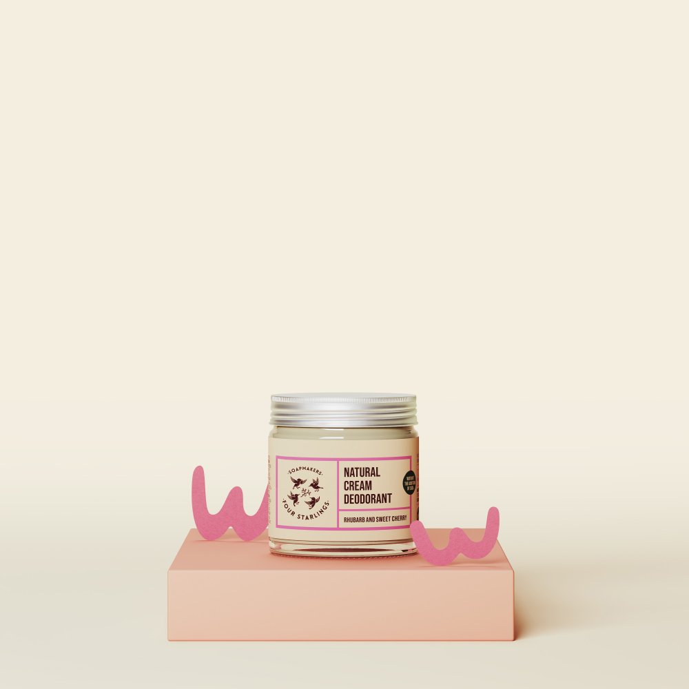 Krojenie aloesu do dezodorantu Liście aloesu kroi się obok słoiczka z naturalnym dezodorantem w kremie