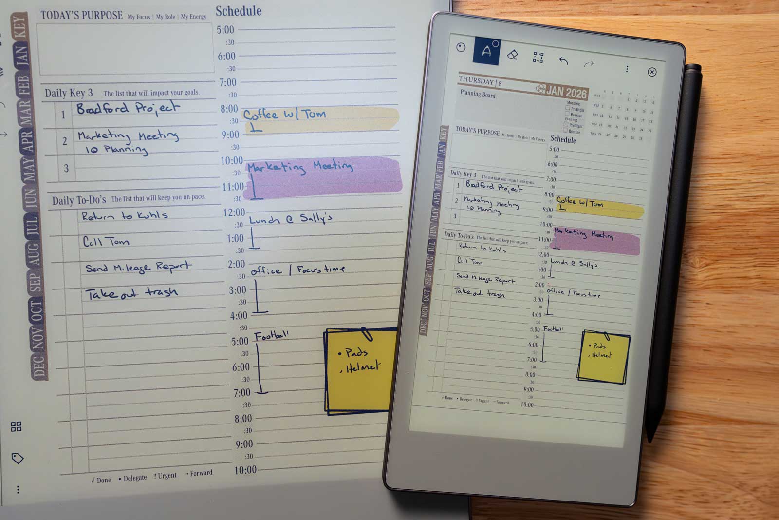 Ręka porównuje reMarkable ze stosem papierowych notatników na stole