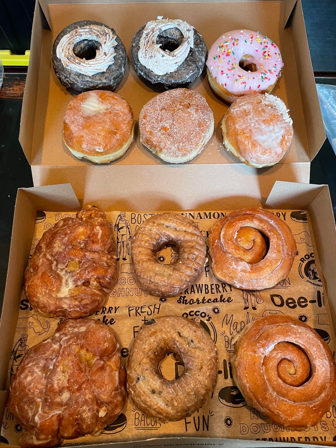 Smaczny posiłek z uratowanego jedzenia Rodzina je różnorodne dania z paczki Too Good To Go przy stole