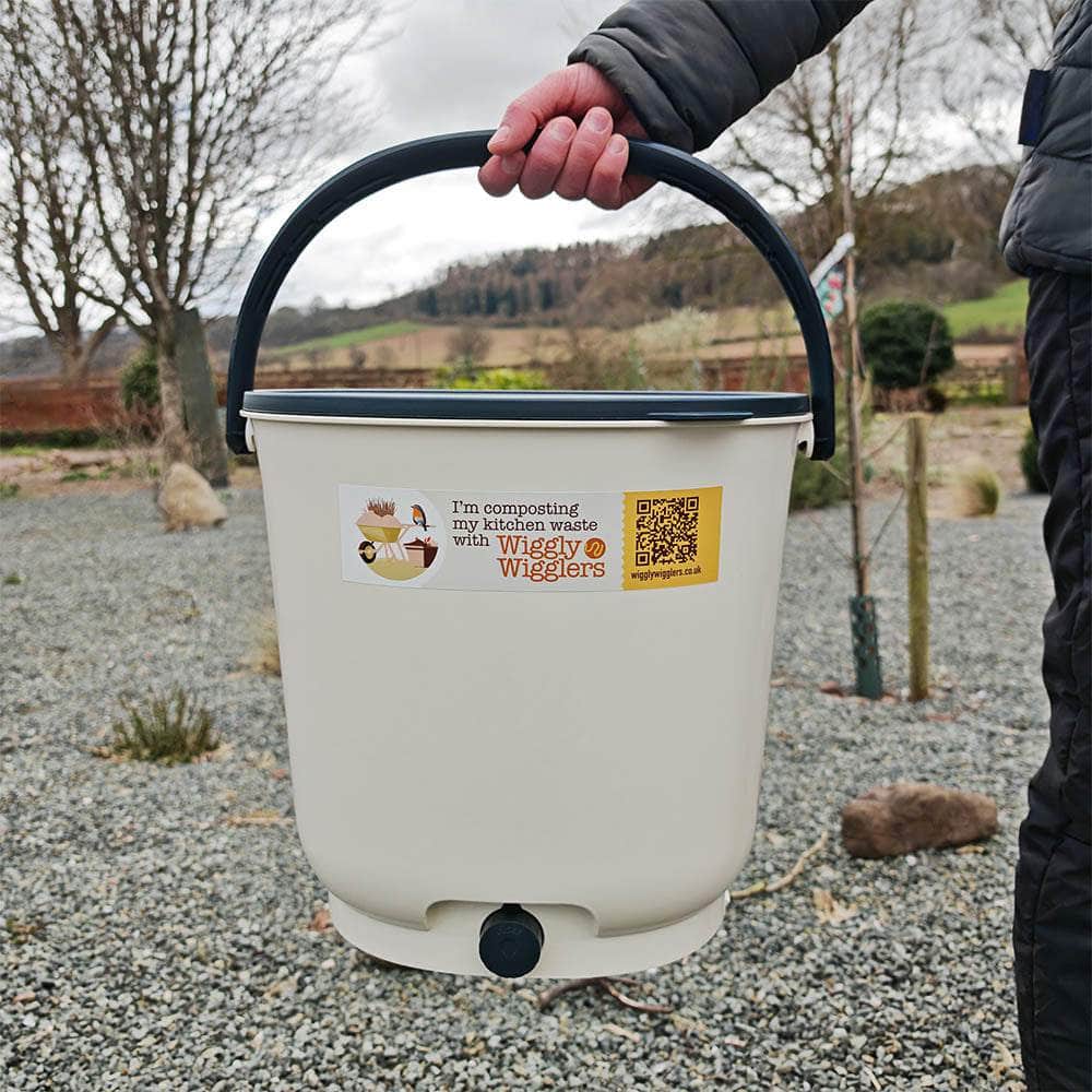 Wylewanie fermentacyjnego płynu z kranika wiaderka bokashi na rośliny