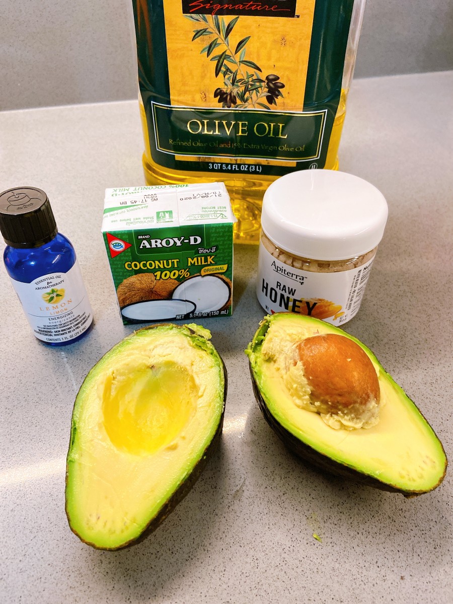 Nóż tnące dojrzałe awokado na drewnianej desce w kuchni