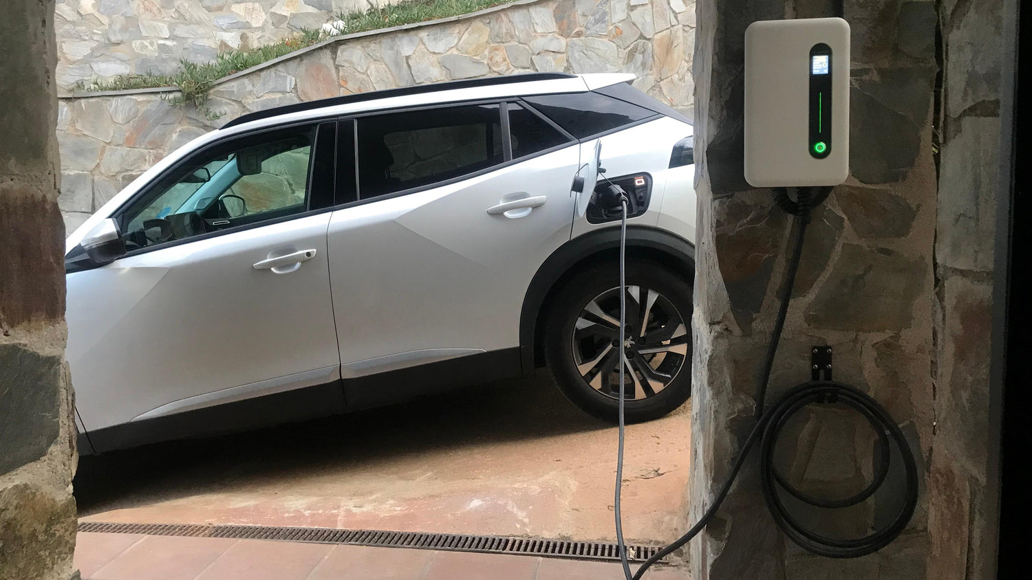 Kierowca podłącza kabel Type 2 do portu samochodu elektrycznego