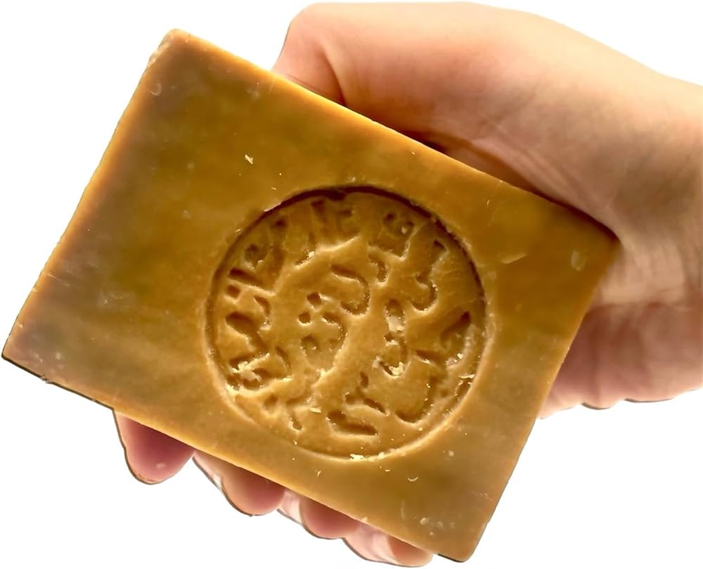 Naturalne składniki mydła Aleppo z oliwy i lauru Oliwki i liście laurowe mieszane w produkcji autentycznego mydła Aleppo