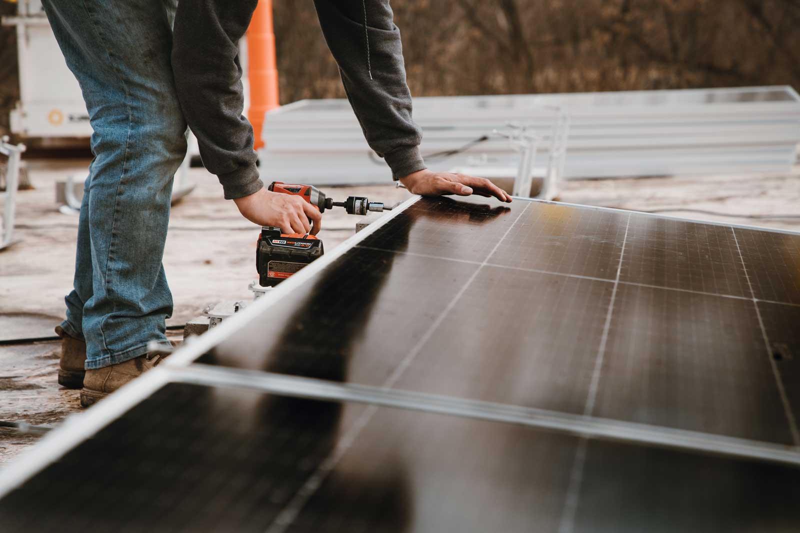 Panele słoneczne absorbujące promienie słoneczne Słońce oświetlające błyszczące panele generujące czystą energię elektryczną