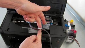 Drukarka z systemem stałego tuszu – jak połączyć oszczędność z troską o środowisko?