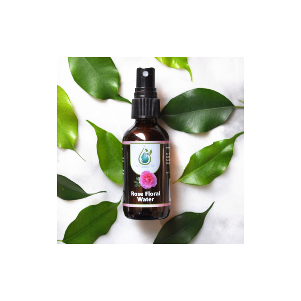 Kobieta spryskuje twarz delikatną mgiełką hydrolatu różanego