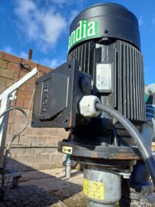 Biogazownia rolnicza: droga substratu przez fermentację, kogenerację i odzysk ciepła aż do prądu w sieci