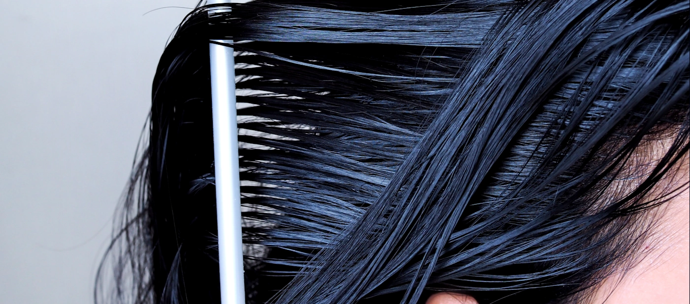 rano kobieta spłukuje olej szamponem pod prysznicem z pianą na ramionach