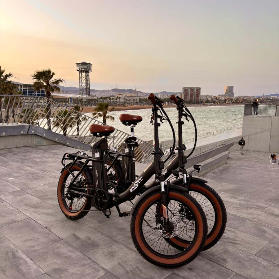 stacje ładowania e-bike'ów w naturze rower elektryczny zaparkowany przy stacjach ładowania z drzewami w tle