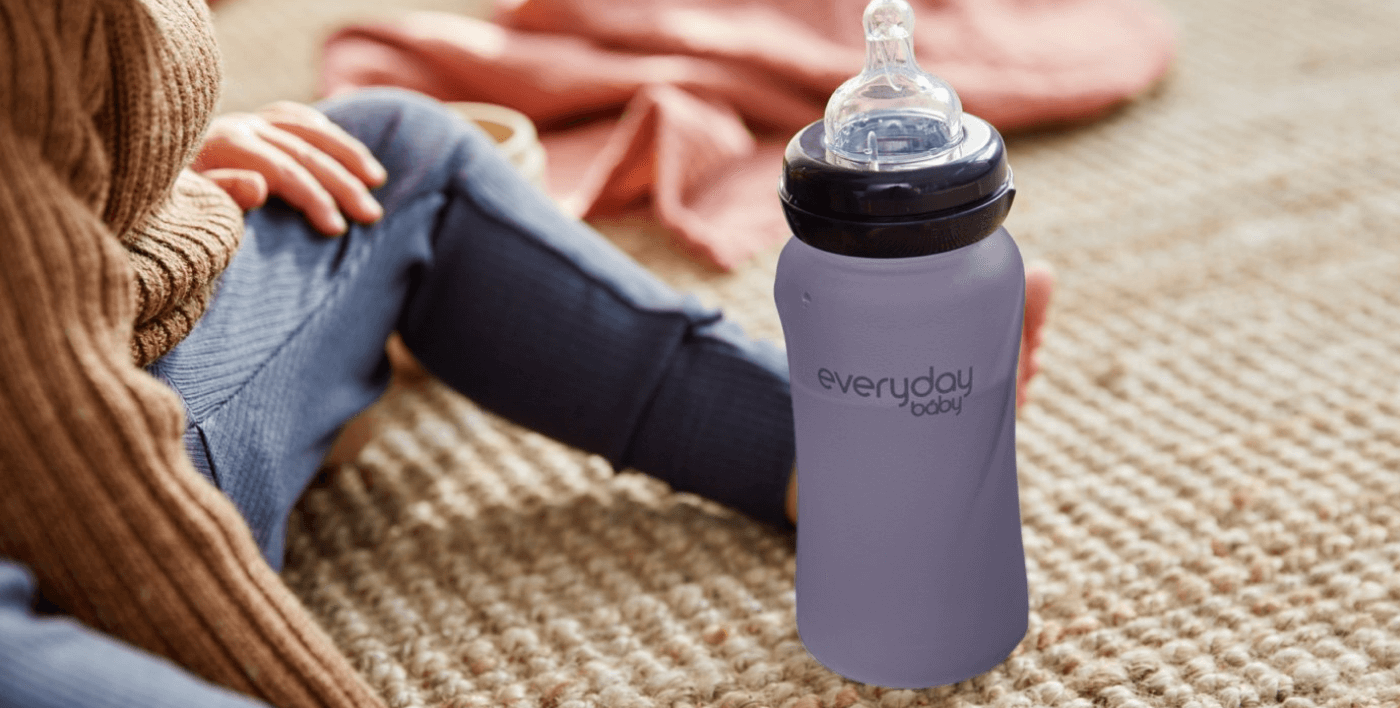 czysta szklana butelka susząca się na suszarce po myciu