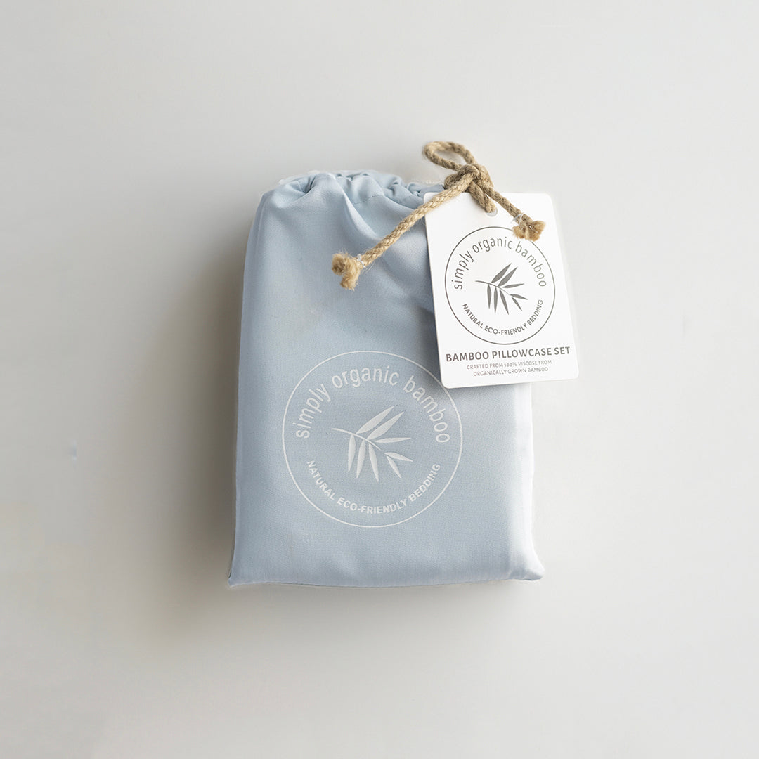 Metka z zielonym certyfikatem eko na białym T-shircie z bawełny organicznej