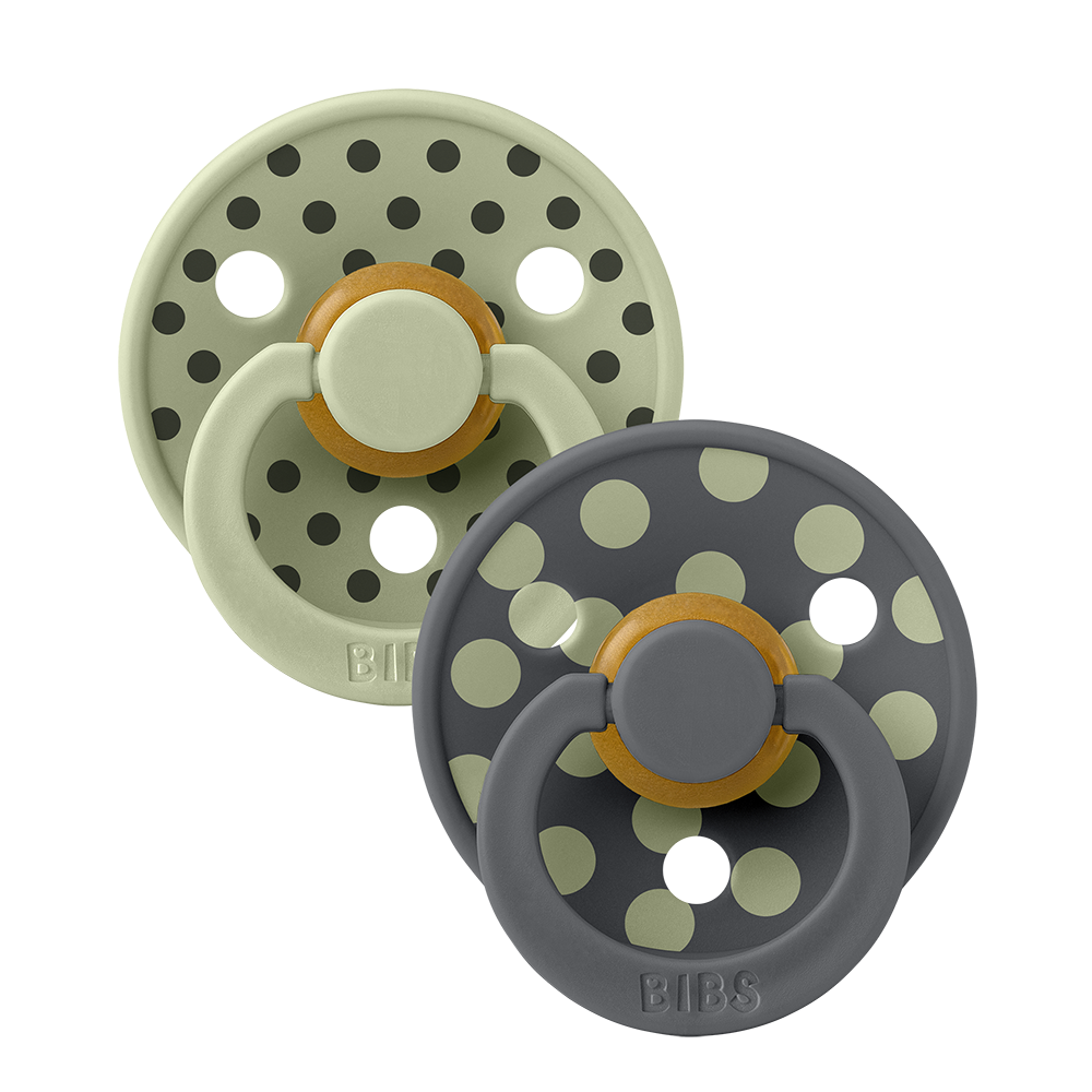 naturalny kauczukowy smoczek rozkładający się w ziemi z roślinami wokół