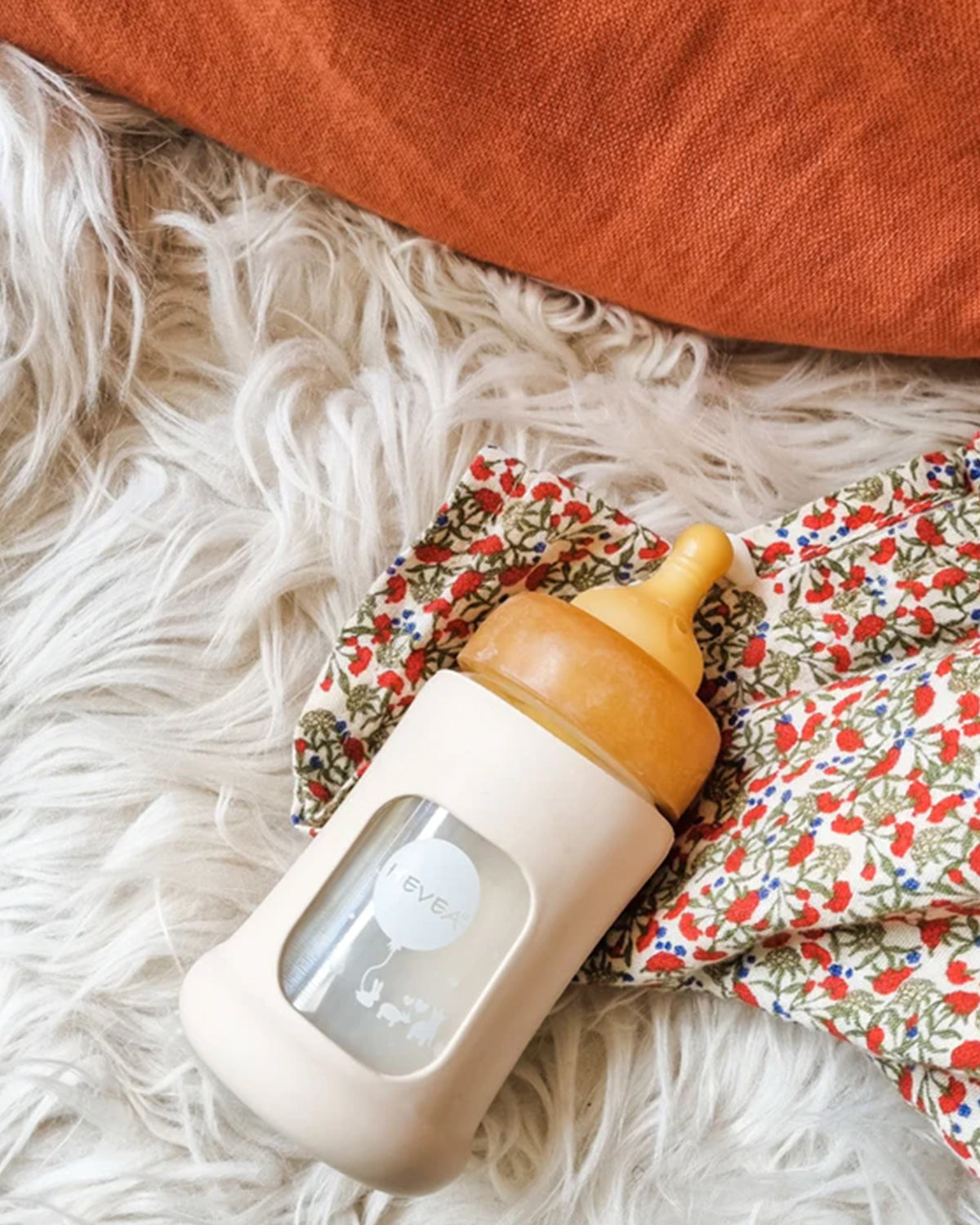 szklana butelka z mlekiem dla niemowlaka na białym tle stołu