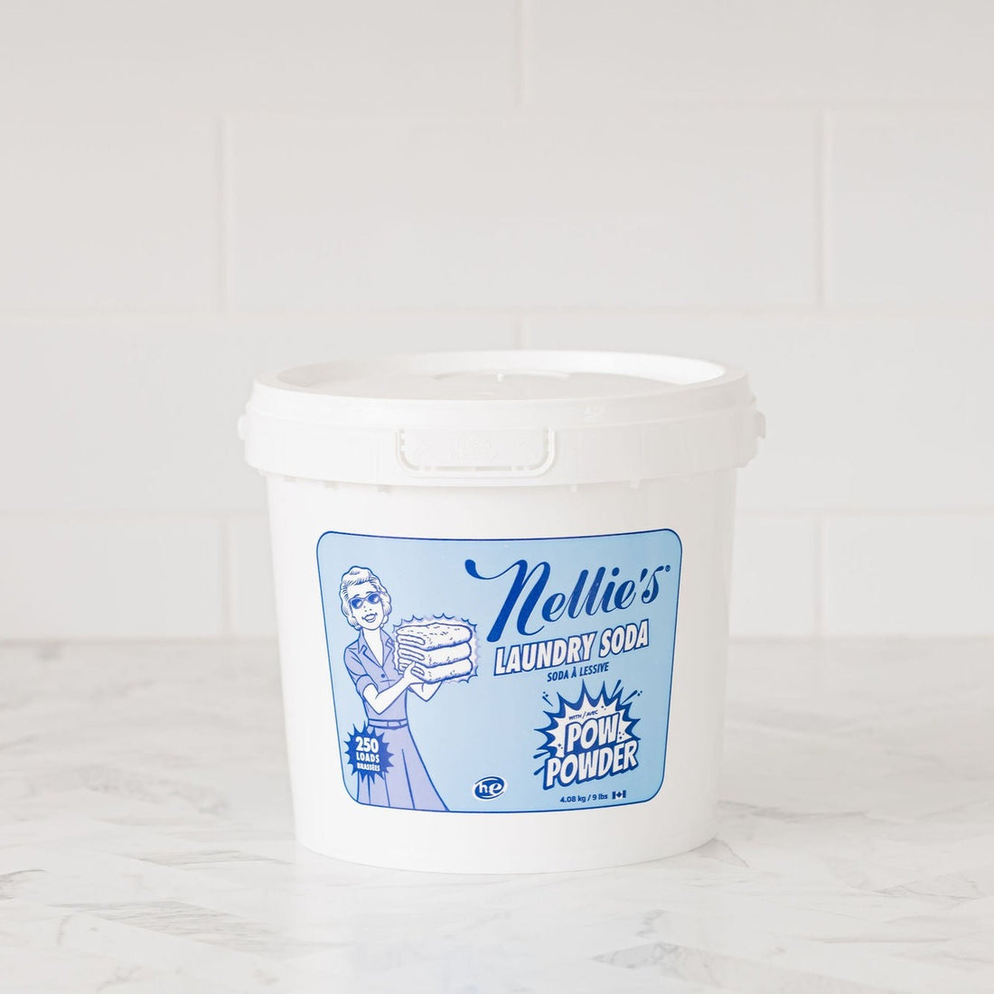 czysta woda po eko proszku dwie szklanki wody: czysta z eko proszkiem obok mętnej z zwykłym detergentem