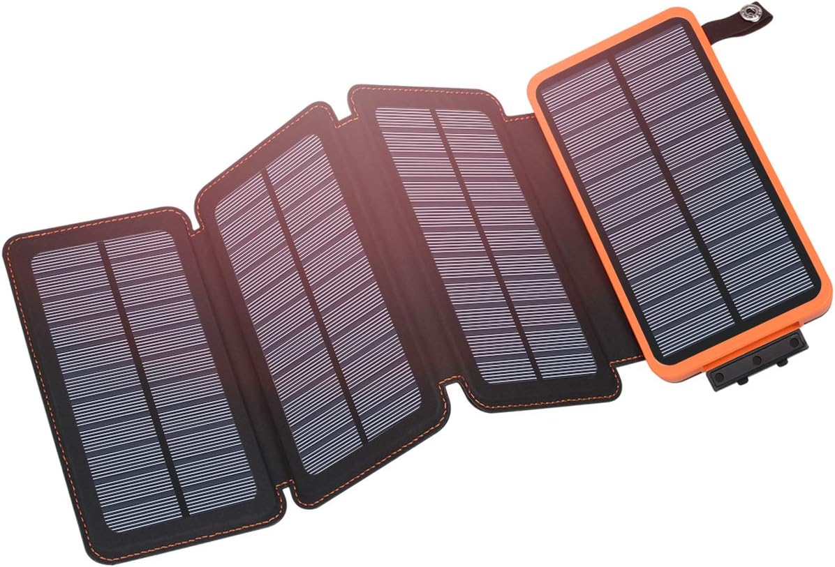powerbank solarny w rękach turysty w górach turysta trzymający powerbank solarny na górskim szlaku z plecakiem