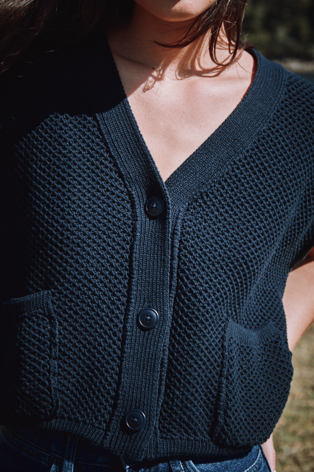 czyste strumienie wody płynące obok zielonego pola eko bawełny jesienią