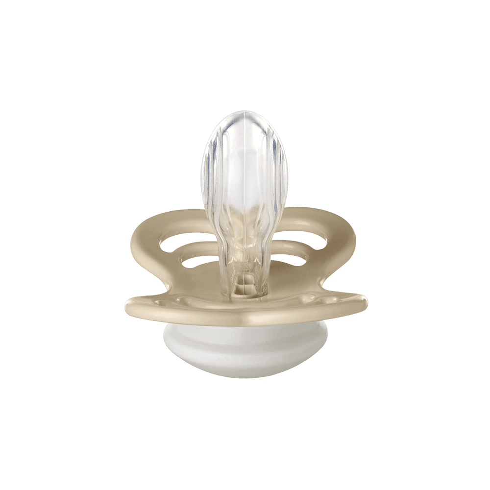 stos używanych smoczków kauczukowych gotowych do kompostowania w ogrodzie