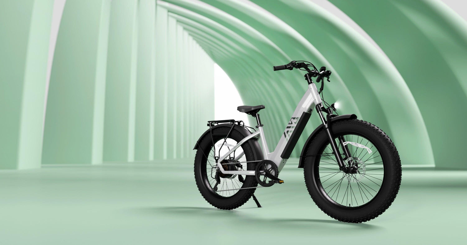 e-bike w mieście przyjaznym ekologii uśmiechnięta kobieta na białym rowerze elektrycznym na miejskiej ścieżce rowerowej