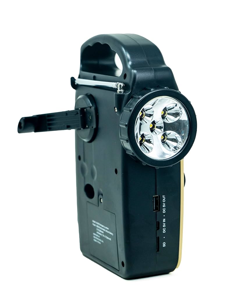 turysta w górach podłączający ładowarkę korbową do telefonu podczas deszczu