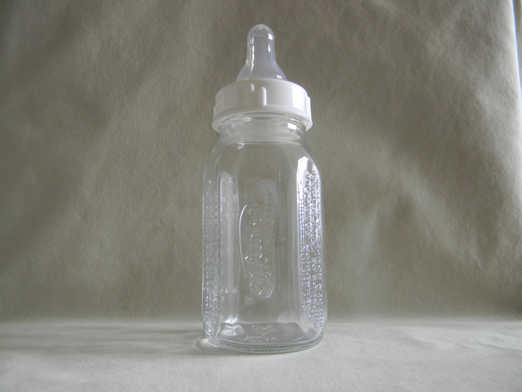 plastikowa butelka karmiąca dziecko w rączkach matki