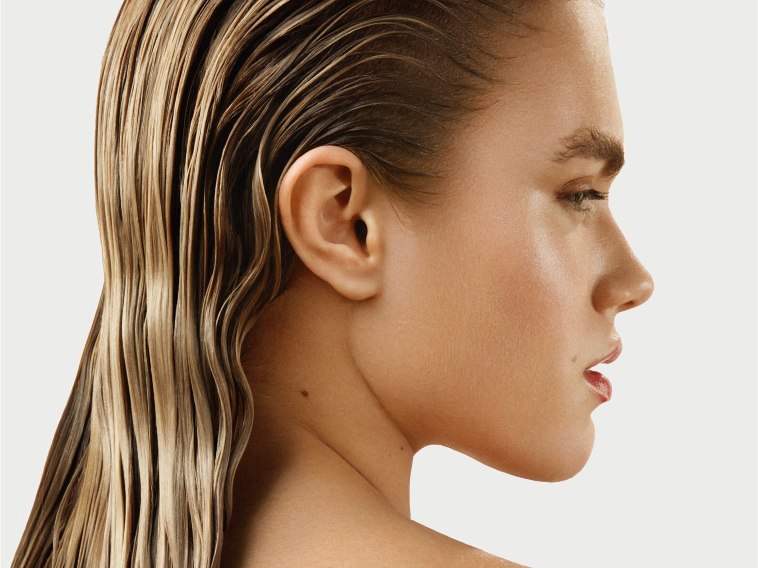 lśniące gładkie blond włosy po nocnym olejowaniu z kroplami wody