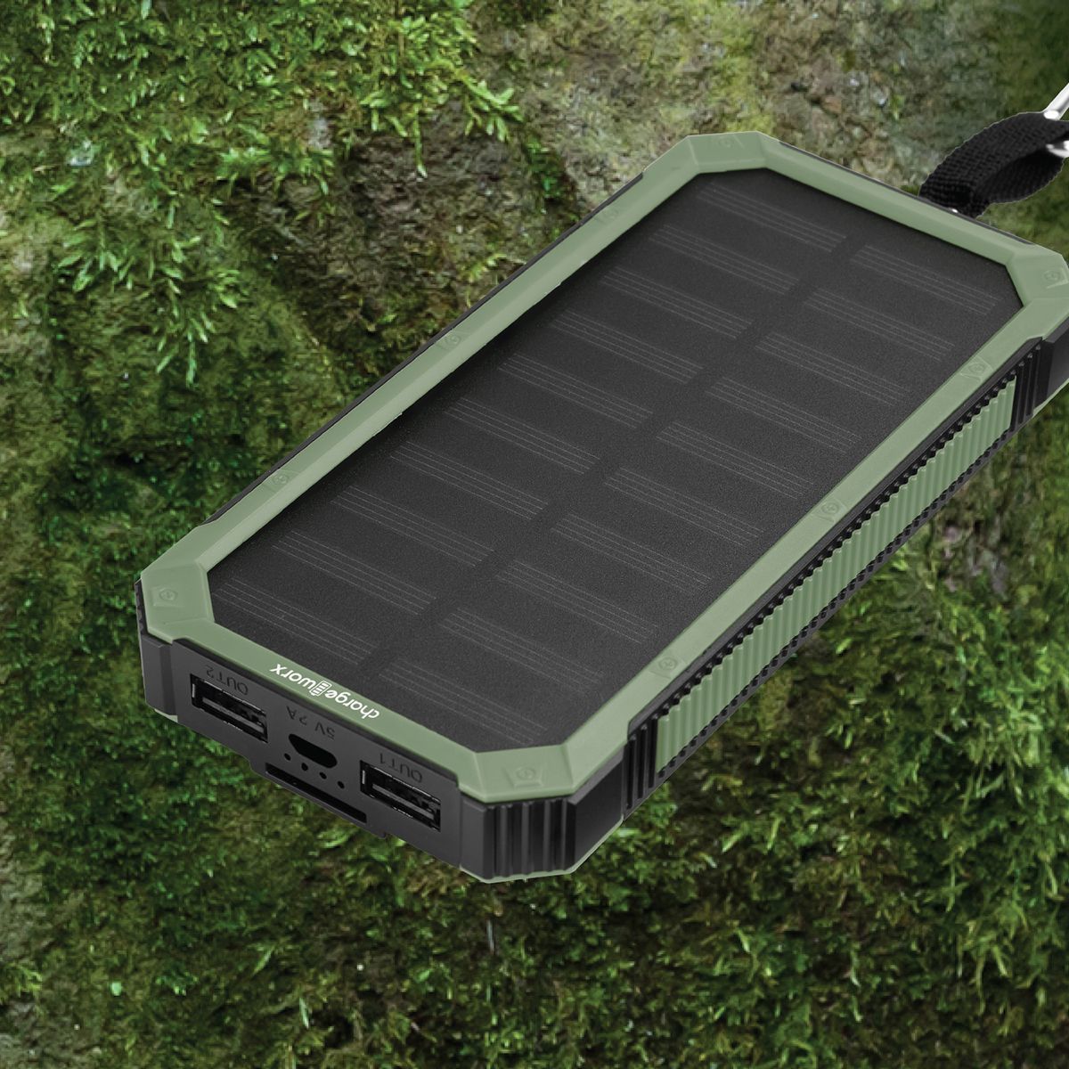 ładowanie telefonu z powerbanku solarnego smartfon podłączony kablem USB do powerbanku solarnego na stole