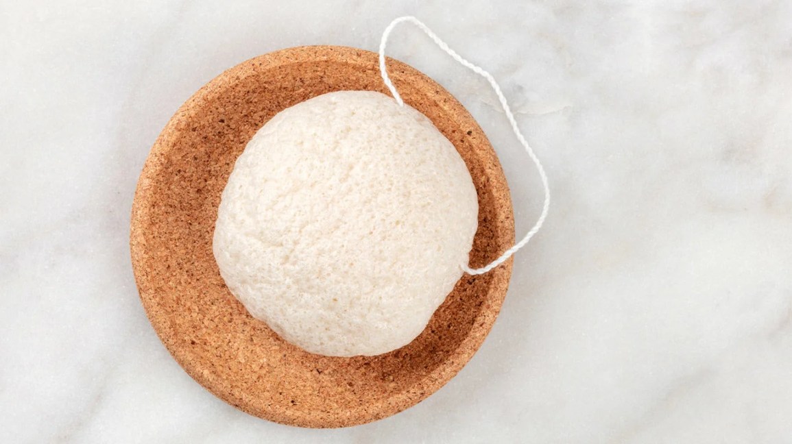 gąbka konjac na białym tle z widocznymi naturalnymi włóknami