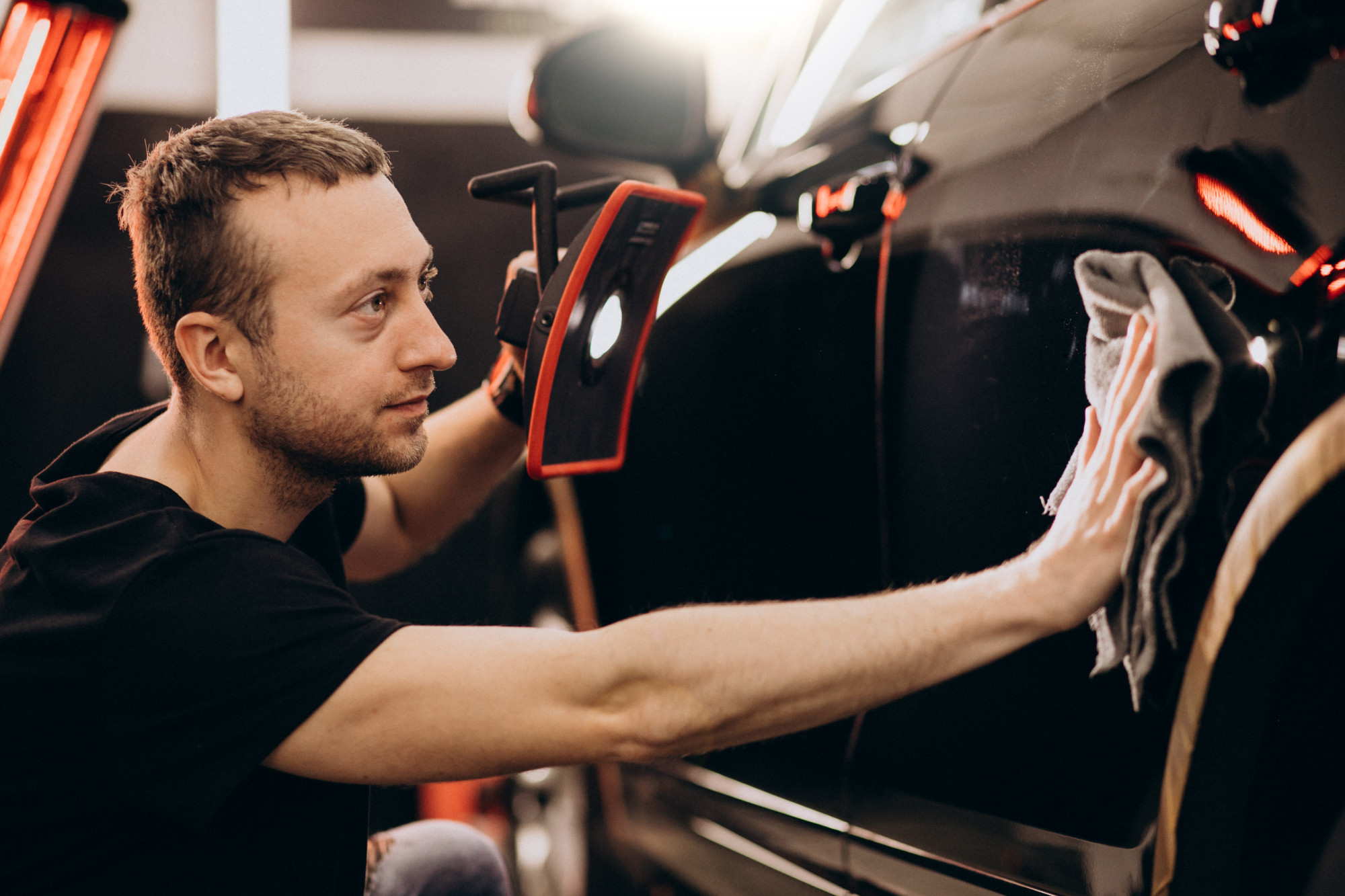 świeżo umyte auto na parkingu samochód po umyciu z połyskiem karoserii w słońcu