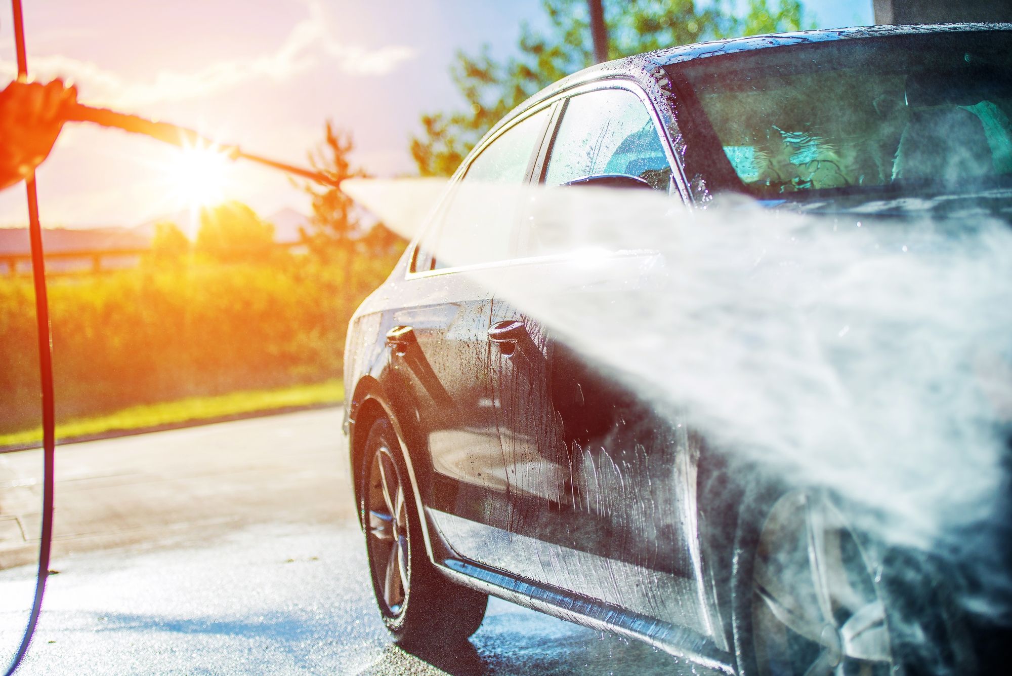 czyste auto po myciu woda spływająca z karoserii samochodu po ekologicznym myciu