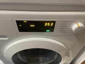 Pranie w 30 stopniach oszczędza energię, ale czy naprawdę zabija bakterie i roztocza?