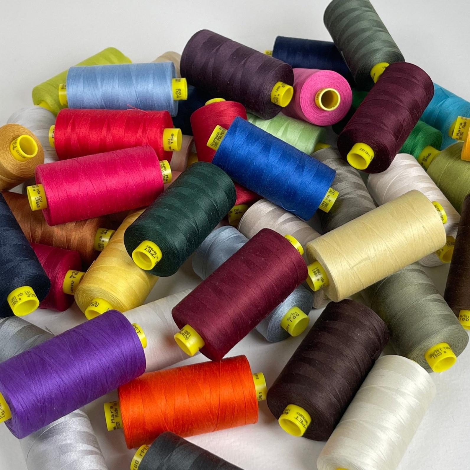Butelki PET przed recyklingiem mechanicznym gotowe do przetworzenia