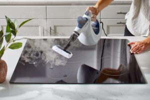 Myjka parowa zamiast chemii – jak działa i gdzie jest bezpieczna?