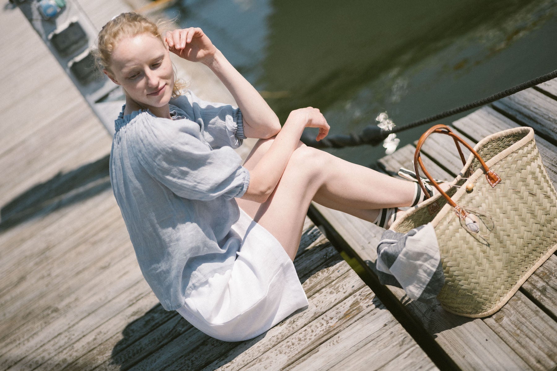 Lniowa spodnica midi w eleganckim kroju do biura