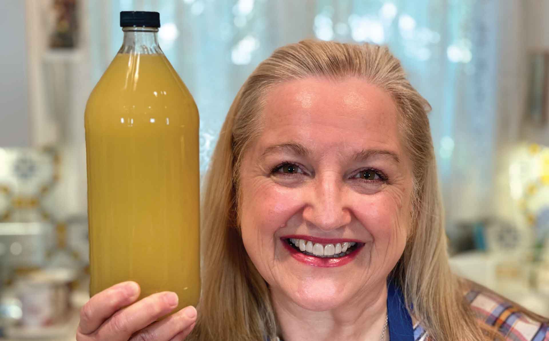 proces fermentacji domowego octu fermentacja octu owocowego w szklanym słoju z przykryciem
