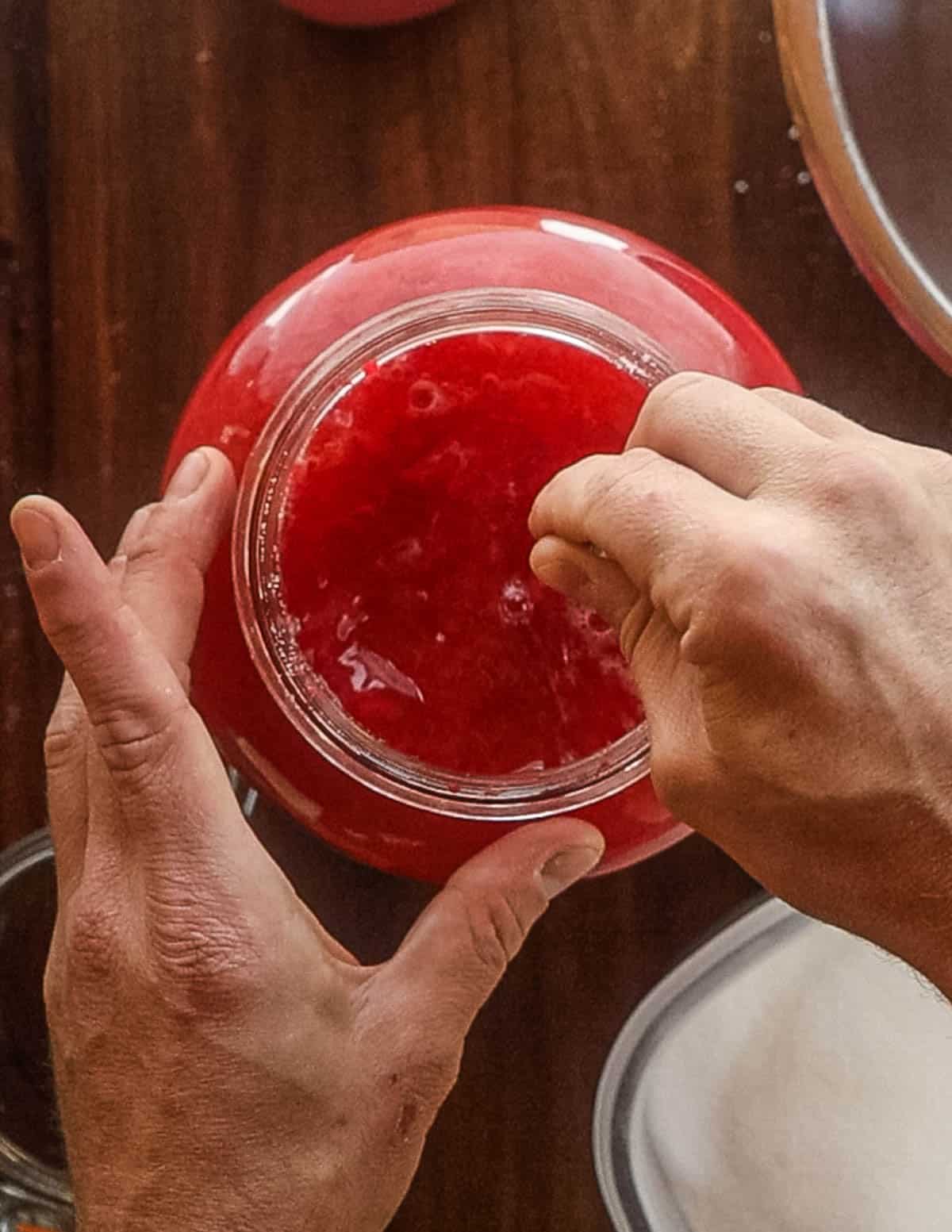 mieszanie owocowych skórek z przyprawami przygotowanie owocowego nastawu do fermentacji w kuchni