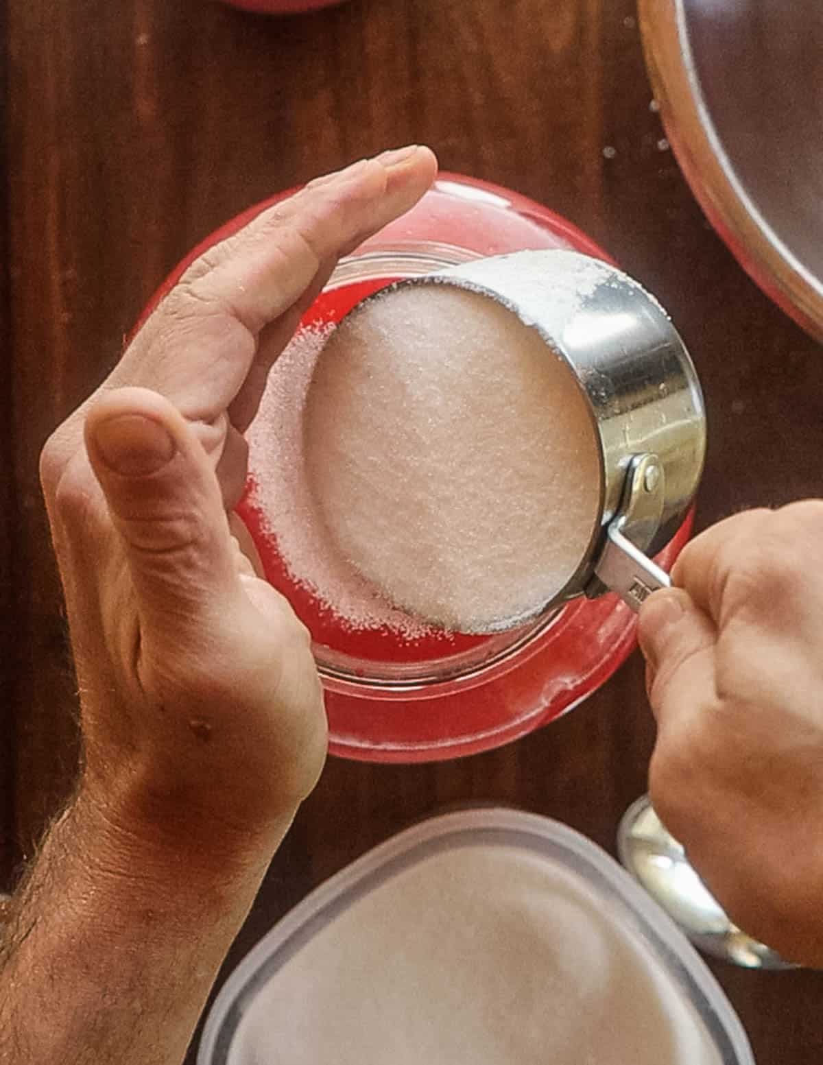 resztki jabłek do fermentacji octu skórki jabłkowe i rdzenie przygotowane do zrobienia octu